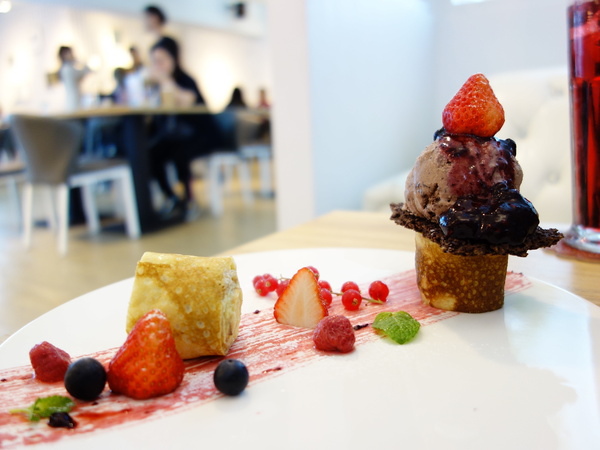 u*ki smile coffee:u*ki smile coffee+uki coffee+旋轉木馬+東區+忠孝東路+忠孝敦化+太陽蛋+薄餅+義大利麵+夢幻下午店+沙發+白色+聚會+包廂+象+異國料理+溫馨+情侶聚會