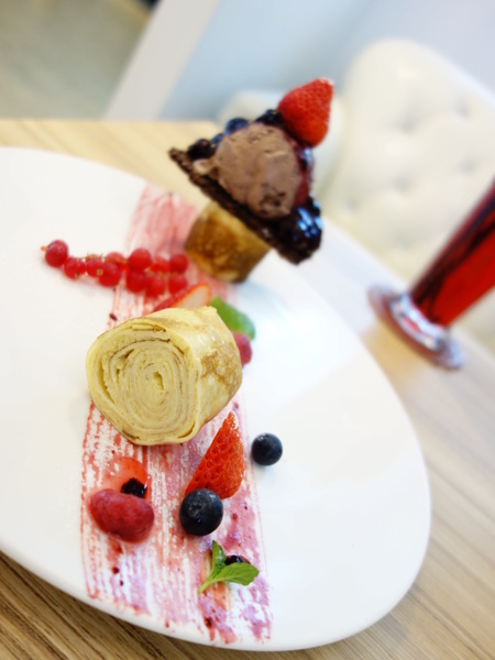 u*ki smile coffee:u*ki smile coffee+uki coffee+旋轉木馬+東區+忠孝東路+忠孝敦化+太陽蛋+薄餅+義大利麵+夢幻下午店+沙發+白色+聚會+包廂+象+異國料理+溫馨+情侶聚會