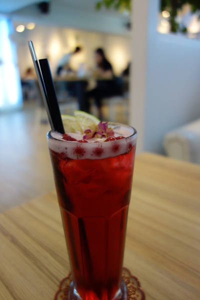 u*ki smile coffee:u*ki smile coffee+uki coffee+旋轉木馬+東區+忠孝東路+忠孝敦化+太陽蛋+薄餅+義大利麵+夢幻下午店+沙發+白色+聚會+包廂+象+異國料理+溫馨+情侶聚會