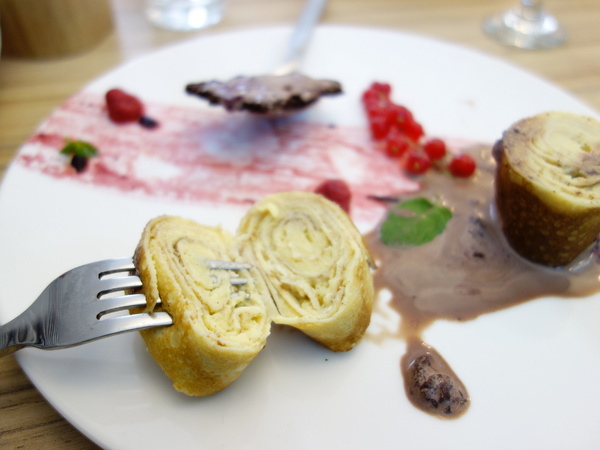 u*ki smile coffee:u*ki smile coffee+uki coffee+旋轉木馬+東區+忠孝東路+忠孝敦化+太陽蛋+薄餅+義大利麵+夢幻下午店+沙發+白色+聚會+包廂+象+異國料理+溫馨+情侶聚會