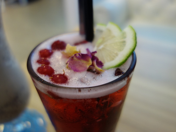 u*ki smile coffee:u*ki smile coffee+uki coffee+旋轉木馬+東區+忠孝東路+忠孝敦化+太陽蛋+薄餅+義大利麵+夢幻下午店+沙發+白色+聚會+包廂+象+異國料理+溫馨+情侶聚會