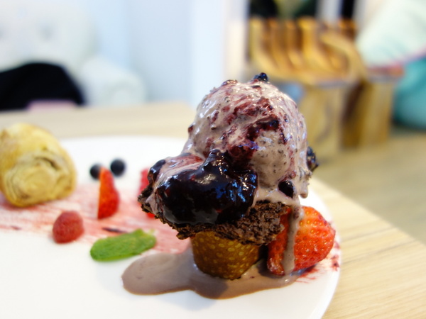 u*ki smile coffee:u*ki smile coffee+uki coffee+旋轉木馬+東區+忠孝東路+忠孝敦化+太陽蛋+薄餅+義大利麵+夢幻下午店+沙發+白色+聚會+包廂+象+異國料理+溫馨+情侶聚會