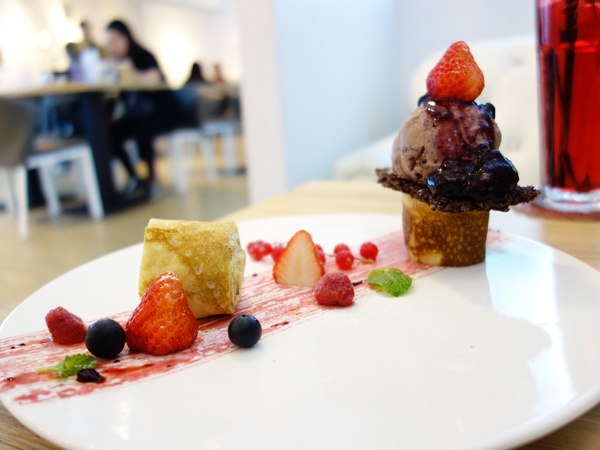 u*ki smile coffee:u*ki smile coffee+uki coffee+旋轉木馬+東區+忠孝東路+忠孝敦化+太陽蛋+薄餅+義大利麵+夢幻下午店+沙發+白色+聚會+包廂+象+異國料理+溫馨+情侶聚會