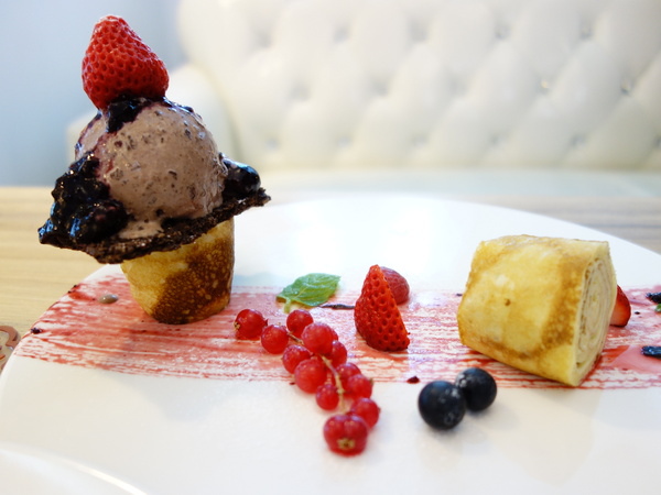 u*ki smile coffee:u*ki smile coffee+uki coffee+旋轉木馬+東區+忠孝東路+忠孝敦化+太陽蛋+薄餅+義大利麵+夢幻下午店+沙發+白色+聚會+包廂+象+異國料理+溫馨+情侶聚會