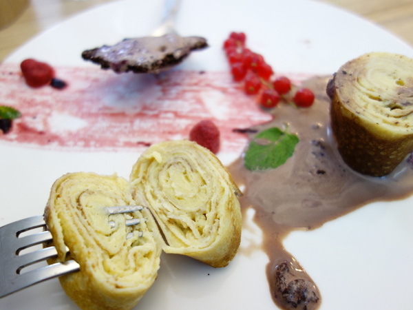 u*ki smile coffee:u*ki smile coffee+uki coffee+旋轉木馬+東區+忠孝東路+忠孝敦化+太陽蛋+薄餅+義大利麵+夢幻下午店+沙發+白色+聚會+包廂+象+異國料理+溫馨+情侶聚會