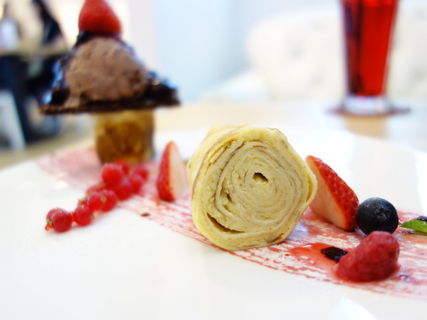 u*ki smile coffee:u*ki smile coffee+uki coffee+旋轉木馬+東區+忠孝東路+忠孝敦化+太陽蛋+薄餅+義大利麵+夢幻下午店+沙發+白色+聚會+包廂+象+異國料理+溫馨+情侶聚會