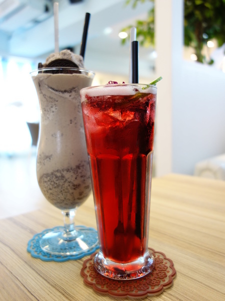 u*ki smile coffee:u*ki smile coffee+uki coffee+旋轉木馬+東區+忠孝東路+忠孝敦化+太陽蛋+薄餅+義大利麵+夢幻下午店+沙發+白色+聚會+包廂+象+異國料理+溫馨+情侶聚會