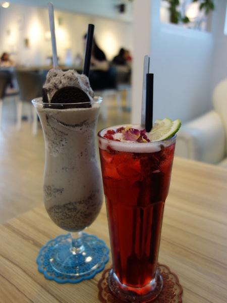 u*ki smile coffee:u*ki smile coffee+uki coffee+旋轉木馬+東區+忠孝東路+忠孝敦化+太陽蛋+薄餅+義大利麵+夢幻下午店+沙發+白色+聚會+包廂+象+異國料理+溫馨+情侶聚會