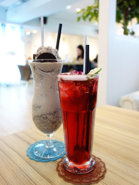 u*ki smile coffee:u*ki smile coffee+uki coffee+旋轉木馬+東區+忠孝東路+忠孝敦化+太陽蛋+薄餅+義大利麵+夢幻下午店+沙發+白色+聚會+包廂+象+異國料理+溫馨+情侶聚會