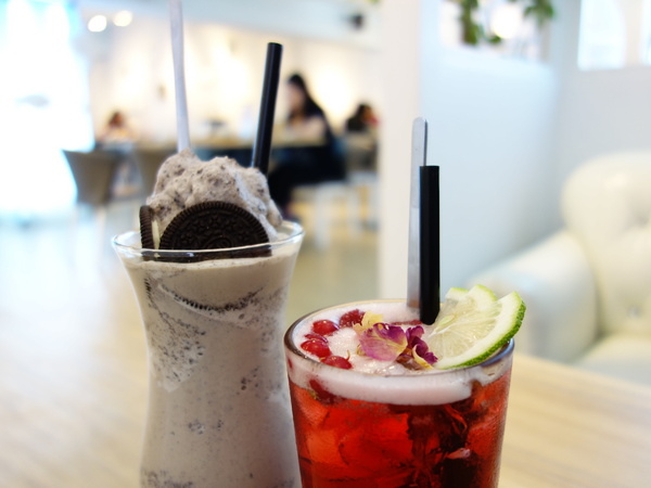 u*ki smile coffee:u*ki smile coffee+uki coffee+旋轉木馬+東區+忠孝東路+忠孝敦化+太陽蛋+薄餅+義大利麵+夢幻下午店+沙發+白色+聚會+包廂+象+異國料理+溫馨+情侶聚會