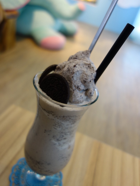 u*ki smile coffee:u*ki smile coffee+uki coffee+旋轉木馬+東區+忠孝東路+忠孝敦化+太陽蛋+薄餅+義大利麵+夢幻下午店+沙發+白色+聚會+包廂+象+異國料理+溫馨+情侶聚會