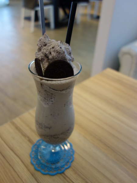 u*ki smile coffee:u*ki smile coffee+uki coffee+旋轉木馬+東區+忠孝東路+忠孝敦化+太陽蛋+薄餅+義大利麵+夢幻下午店+沙發+白色+聚會+包廂+象+異國料理+溫馨+情侶聚會