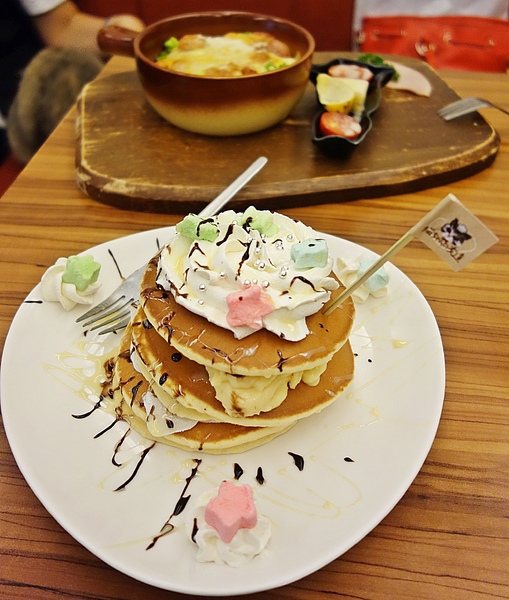 貓咪先生的朋友:貓咪先生的朋友+東區+忠孝東路+好華麗煎餅塔+朋友聚會+下午茶+吃吃喝喝+鄉村風格+木質系列+貓+寵物店+蝴蝶麵+溫馨+幸福+貓奴