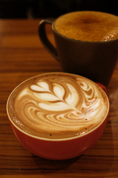 貓咪先生的朋友:(胖樺食記)台北市忠孝復興捷運站愛貓者的天堂「貓咪先生的朋友」。提供早午餐漢堡輕食下午茶及輕鬆環境。