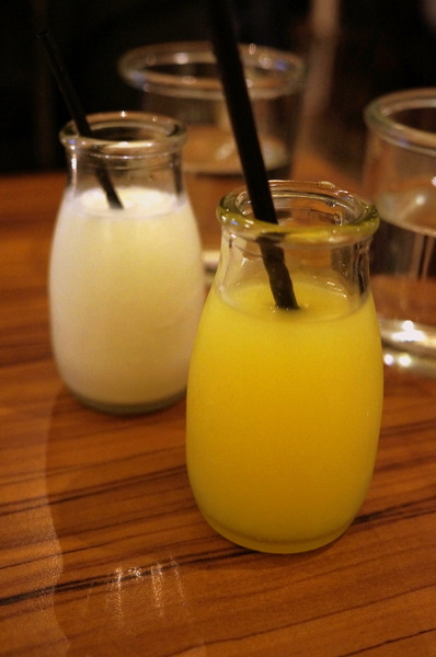 貓咪先生的朋友:(胖樺食記)台北市忠孝復興捷運站愛貓者的天堂「貓咪先生的朋友」。提供早午餐漢堡輕食下午茶及輕鬆環境。