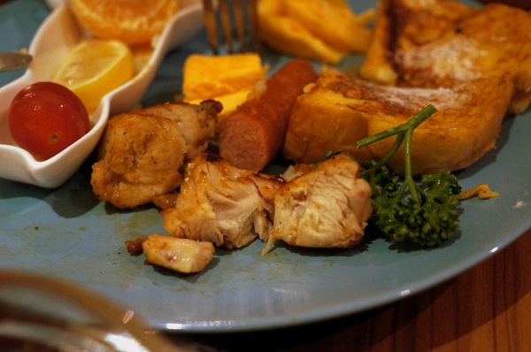 貓咪先生的朋友:(胖樺食記)台北市忠孝復興捷運站愛貓者的天堂「貓咪先生的朋友」。提供早午餐漢堡輕食下午茶及輕鬆環境。