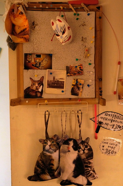 貓咪先生的朋友:(胖樺食記)台北市忠孝復興捷運站愛貓者的天堂「貓咪先生的朋友」。提供早午餐漢堡輕食下午茶及輕鬆環境。