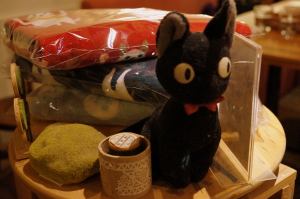 貓咪先生的朋友:(胖樺食記)台北市忠孝復興捷運站愛貓者的天堂「貓咪先生的朋友」。提供早午餐漢堡輕食下午茶及輕鬆環境。