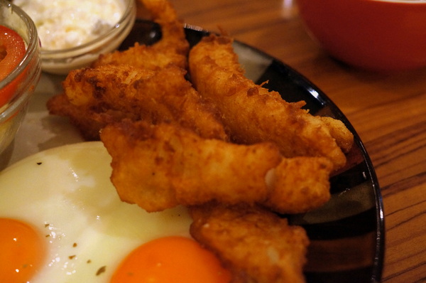 貓咪先生的朋友:(胖樺食記)台北市忠孝復興捷運站愛貓者的天堂「貓咪先生的朋友」。提供早午餐漢堡輕食下午茶及輕鬆環境。