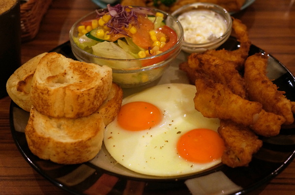 貓咪先生的朋友:(胖樺食記)台北市忠孝復興捷運站愛貓者的天堂「貓咪先生的朋友」。提供早午餐漢堡輕食下午茶及輕鬆環境。