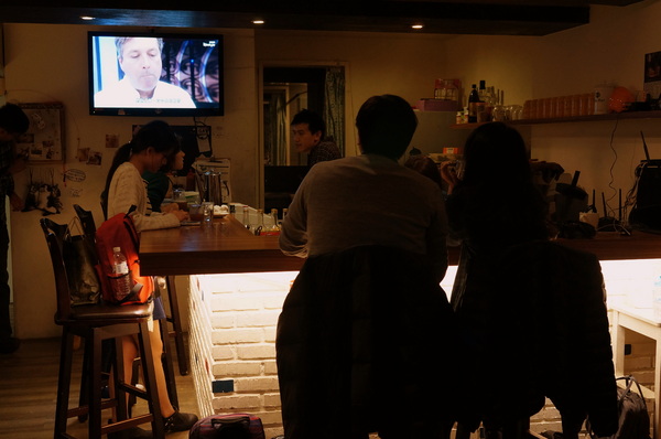 貓咪先生的朋友:(胖樺食記)台北市忠孝復興捷運站愛貓者的天堂「貓咪先生的朋友」。提供早午餐漢堡輕食下午茶及輕鬆環境。