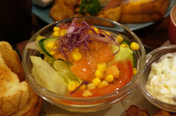 貓咪先生的朋友:(胖樺食記)台北市忠孝復興捷運站愛貓者的天堂「貓咪先生的朋友」。提供早午餐漢堡輕食下午茶及輕鬆環境。