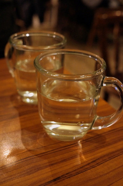 貓咪先生的朋友:(胖樺食記)台北市忠孝復興捷運站愛貓者的天堂「貓咪先生的朋友」。提供早午餐漢堡輕食下午茶及輕鬆環境。