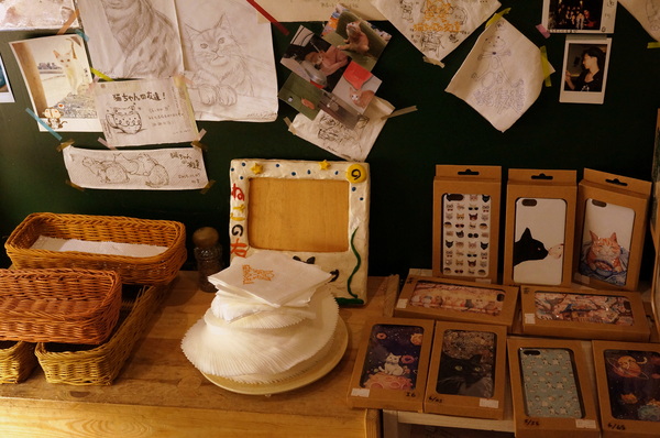 貓咪先生的朋友:(胖樺食記)台北市忠孝復興捷運站愛貓者的天堂「貓咪先生的朋友」。提供早午餐漢堡輕食下午茶及輕鬆環境。