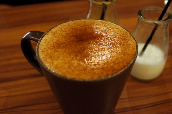 貓咪先生的朋友:(胖樺食記)台北市忠孝復興捷運站愛貓者的天堂「貓咪先生的朋友」。提供早午餐漢堡輕食下午茶及輕鬆環境。