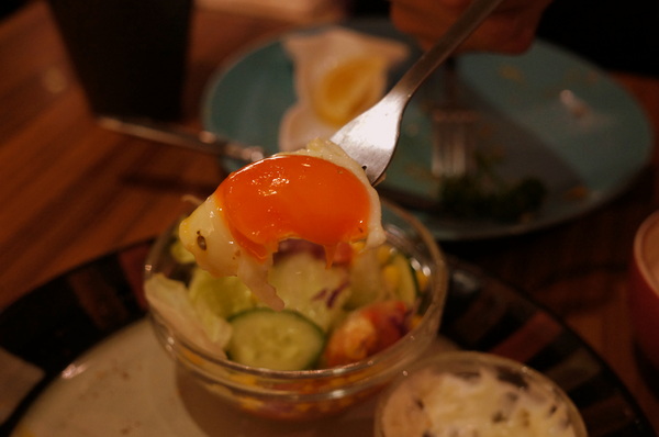 貓咪先生的朋友:(胖樺食記)台北市忠孝復興捷運站愛貓者的天堂「貓咪先生的朋友」。提供早午餐漢堡輕食下午茶及輕鬆環境。