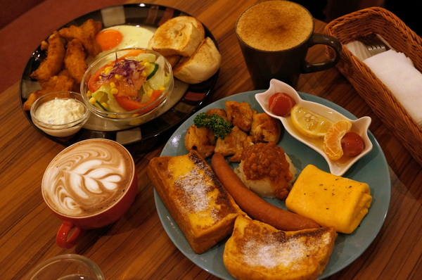 貓咪先生的朋友:(胖樺食記)台北市忠孝復興捷運站愛貓者的天堂「貓咪先生的朋友」。提供早午餐漢堡輕食下午茶及輕鬆環境。