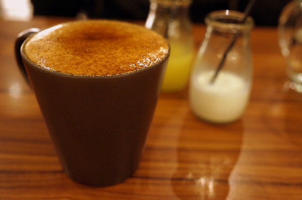 貓咪先生的朋友:(胖樺食記)台北市忠孝復興捷運站愛貓者的天堂「貓咪先生的朋友」。提供早午餐漢堡輕食下午茶及輕鬆環境。