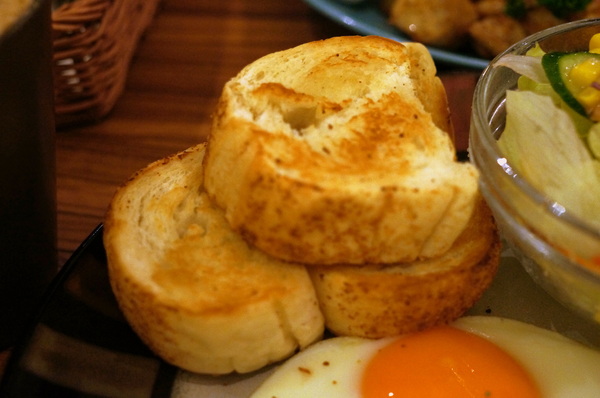 貓咪先生的朋友:(胖樺食記)台北市忠孝復興捷運站愛貓者的天堂「貓咪先生的朋友」。提供早午餐漢堡輕食下午茶及輕鬆環境。