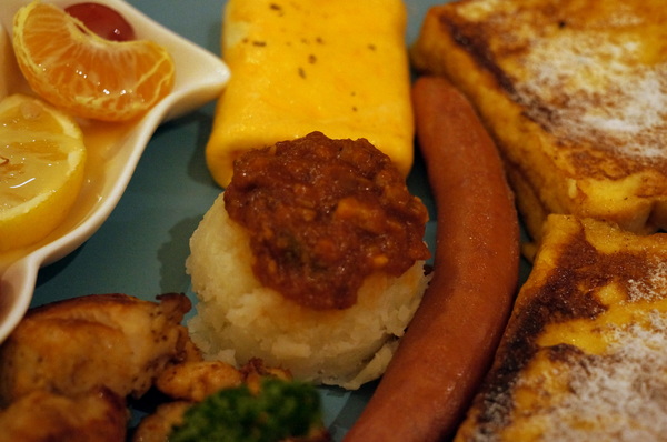 貓咪先生的朋友:(胖樺食記)台北市忠孝復興捷運站愛貓者的天堂「貓咪先生的朋友」。提供早午餐漢堡輕食下午茶及輕鬆環境。