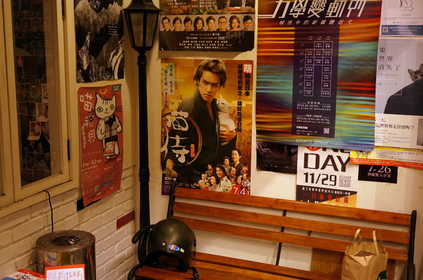 貓咪先生的朋友:(胖樺食記)台北市忠孝復興捷運站愛貓者的天堂「貓咪先生的朋友」。提供早午餐漢堡輕食下午茶及輕鬆環境。