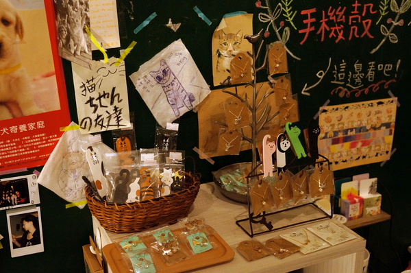 貓咪先生的朋友:(胖樺食記)台北市忠孝復興捷運站愛貓者的天堂「貓咪先生的朋友」。提供早午餐漢堡輕食下午茶及輕鬆環境。