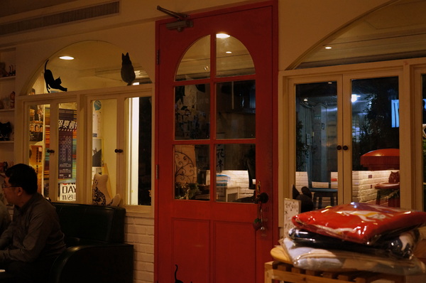 貓咪先生的朋友:(胖樺食記)台北市忠孝復興捷運站愛貓者的天堂「貓咪先生的朋友」。提供早午餐漢堡輕食下午茶及輕鬆環境。