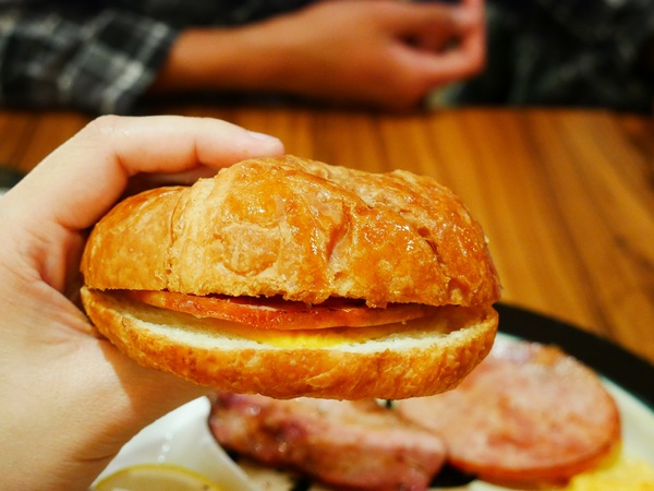 貓咪先生的朋友:【貓咪先生的朋友】 料多實在的豐盛早午餐 !! 貓咪乖巧 環境溫馨