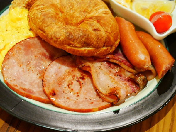 貓咪先生的朋友:【貓咪先生的朋友】 料多實在的豐盛早午餐 !! 貓咪乖巧 環境溫馨