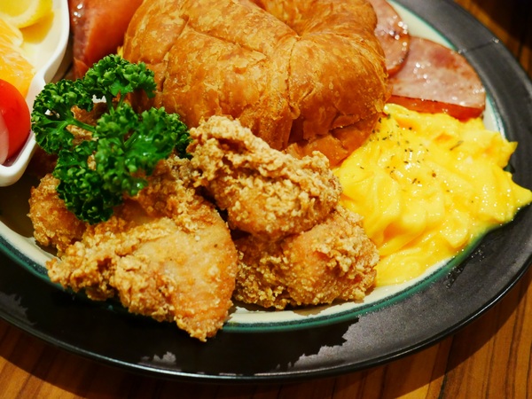 貓咪先生的朋友:【貓咪先生的朋友】 料多實在的豐盛早午餐 !! 貓咪乖巧 環境溫馨