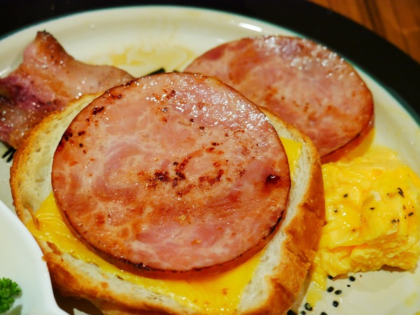 貓咪先生的朋友:【貓咪先生的朋友】 料多實在的豐盛早午餐 !! 貓咪乖巧 環境溫馨