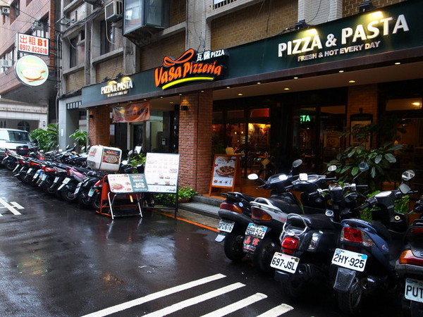 Vasa Pizzeria 瓦薩比薩(中山店)：＜台北｜中山＞你吃過用＂鏟＂的比薩嗎～瓦薩比薩(中山店)