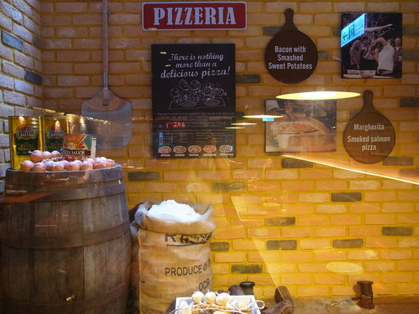 Vasa Pizzeria 瓦薩比薩(中山店)：＜台北｜中山＞你吃過用＂鏟＂的比薩嗎～瓦薩比薩(中山店)