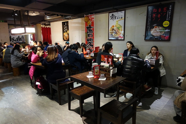 樂麵屋：(胖樺食記)永康街及東區推薦美食「樂麵屋」。不收一成服務費且可以無限加麵。拉麵湯頭叉燒糖心蛋都好吃