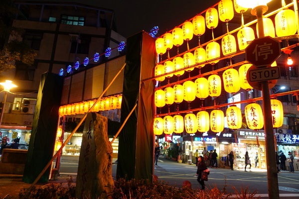 樂麵屋：(胖樺食記)永康街及東區推薦美食「樂麵屋」。不收一成服務費且可以無限加麵。拉麵湯頭叉燒糖心蛋都好吃