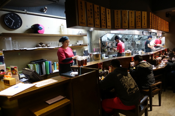 樂麵屋：(胖樺食記)永康街及東區推薦美食「樂麵屋」。不收一成服務費且可以無限加麵。拉麵湯頭叉燒糖心蛋都好吃