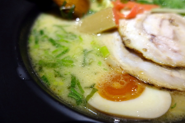 樂麵屋：(胖樺食記)永康街及東區推薦美食「樂麵屋」。不收一成服務費且可以無限加麵。拉麵湯頭叉燒糖心蛋都好吃