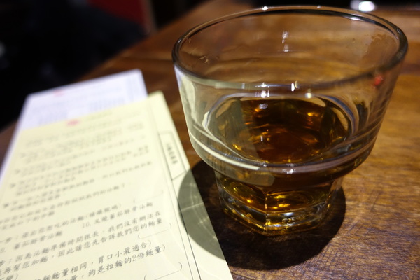 樂麵屋：(胖樺食記)永康街及東區推薦美食「樂麵屋」。不收一成服務費且可以無限加麵。拉麵湯頭叉燒糖心蛋都好吃