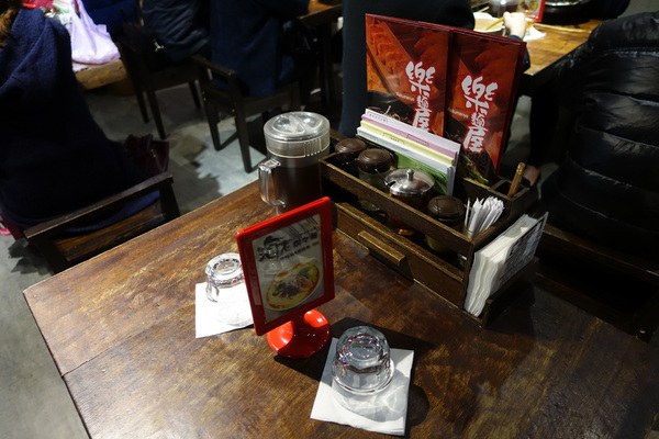 樂麵屋：(胖樺食記)永康街及東區推薦美食「樂麵屋」。不收一成服務費且可以無限加麵。拉麵湯頭叉燒糖心蛋都好吃