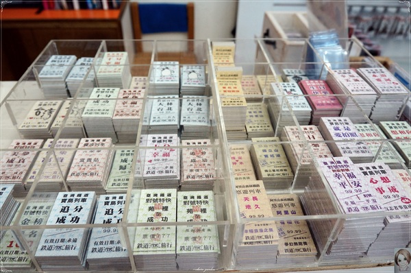 台鐵新烏日文創商圈：[台中追五月天小旅行]台中 新烏日火車站~火車票卡座位&百萬車票機器人